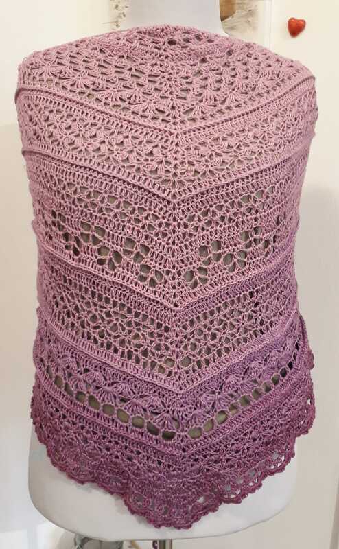 Gehäkeltes Dreieckstuch rosa‑lila mit Spitzenmustern und Muschelrand auf Schneiderpuppe