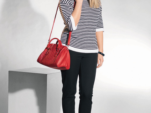 Schwarz-weiß gestreifter Pulli mit U-Boot-Auschnitt