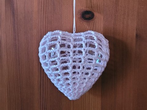 Acryl Herzen zart umhäkelt