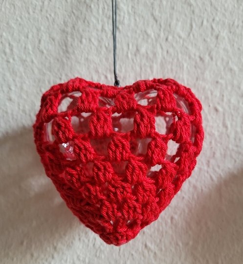 Acryl Herzen farbenfroh umhäkelt