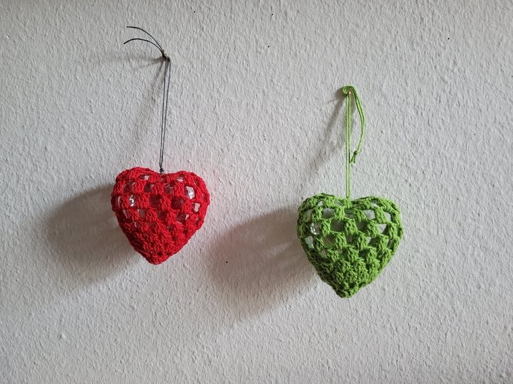 Acryl Herzen farbenfroh umhäkelt