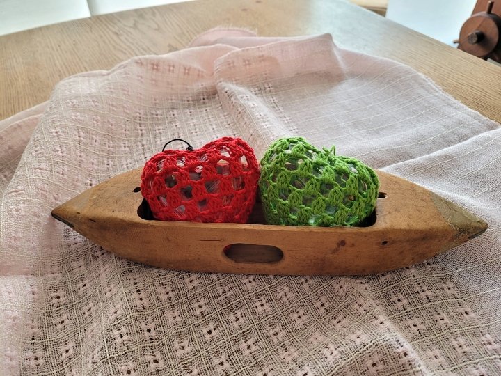 Acryl Herzen farbenfroh umhäkelt