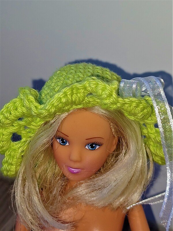 Miniatur-Hut aus Häkelarbeit in Limettengrün mit silberner Schleife