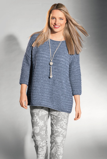 Grauer Pulli im Rippenmuster