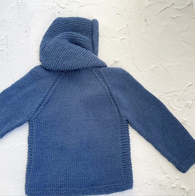 Blaue gestrickte Kinderkapuzenjacke, Rückansicht, Raglanärmel, kraus rechts an Kanten