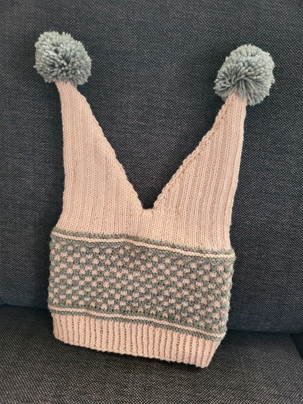 Zweifärbige Zweizipfel Kinderhaube - Bild 3