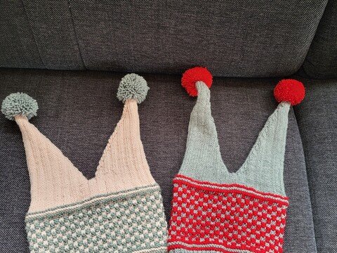 Zweifärbige Zweizipfel Kinderhaube