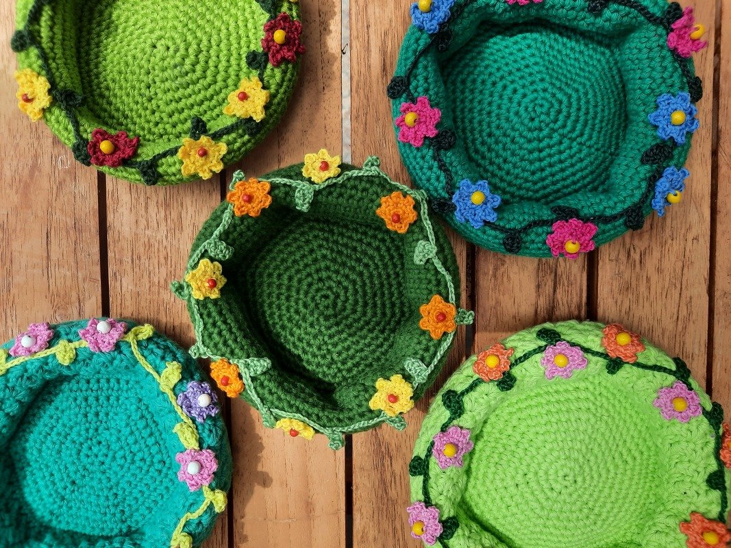 Osternestchen mit Blütengirlande