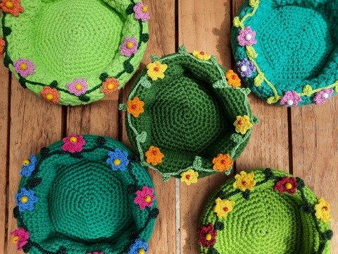 Osternestchen mit Blütengirlande