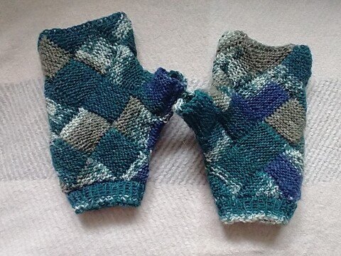 Gestrickte Stulpen in Entrelac-Muster