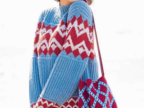 Patentpulli mit Jacquardstreifen in Hellblau, Rot, Natur