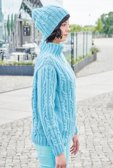 Zopfpulli mit Stehkragen und Mütze in Hellblau