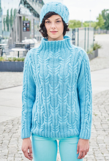 Zopfpulli mit Stehkragen und Mütze in Hellblau