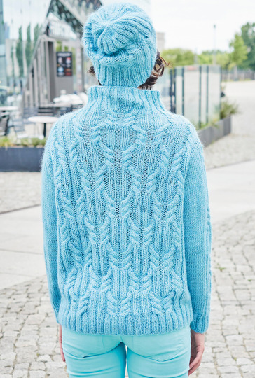 Zopfpulli mit Stehkragen und Mütze in Hellblau