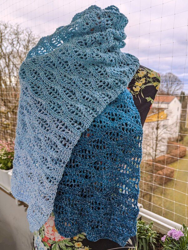 Gehäkelter Schal in Hell- und Dunkelblau mit Ajourmuster auf Schneiderpuppe