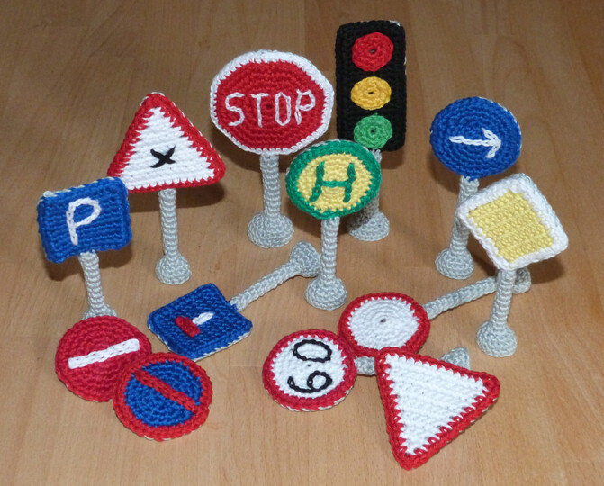 Häkelanleitung für Verkehrszeichen zum Spielen oder als Applikation