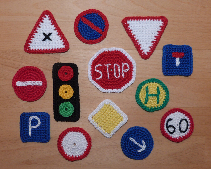 Häkelanleitung für Verkehrszeichen zum Spielen oder als Applikation