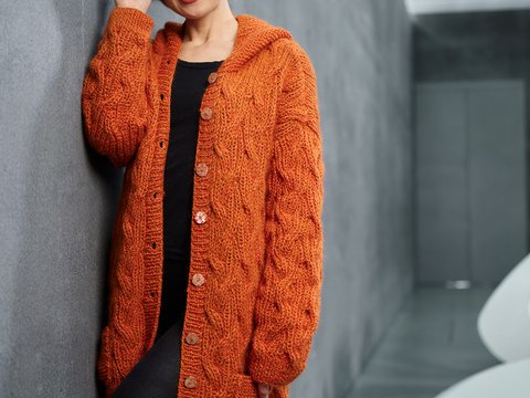 Longjacke mit Zopf-Patentmuster und Kapuze