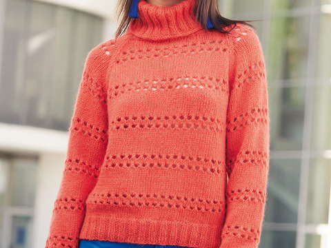 Korallenroter Raglanpulli mit Lochstreifen