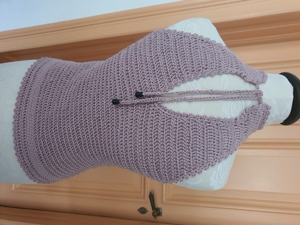 Fliederfarbenes gehäkeltes Neckholder-Top auf Schneiderpuppe, gerippte Struktur, Bindeband mit schwarzen Enden