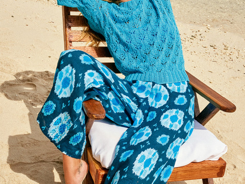 Blauer Pulli mit Keulenärmeln