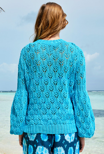 Blauer Pulli mit Keulenärmeln