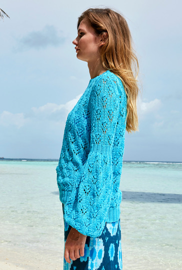 Blauer Pulli mit Keulenärmeln