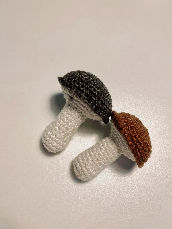 Dekorative gehäkelte Pilze in warmen Braun- und Grautönen