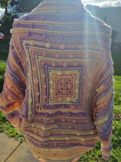 Anleitung gehäkelter Seelenwärmer Regenbogenknubbel Jacke Weste