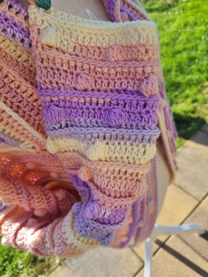 Anleitung gehäkelter Seelenwärmer Regenbogenknubbel Jacke Weste