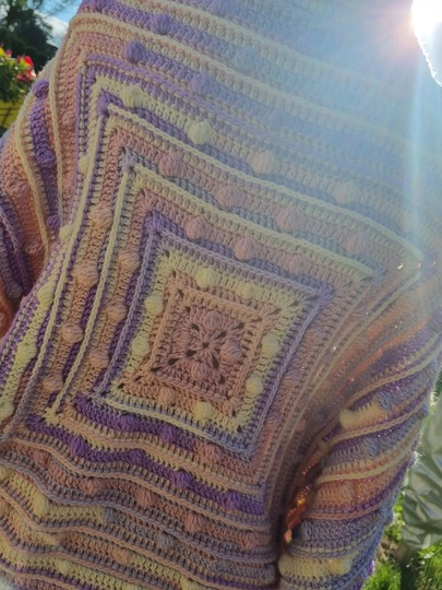 Anleitung gehäkelter Seelenwärmer Regenbogenknubbel Jacke Weste