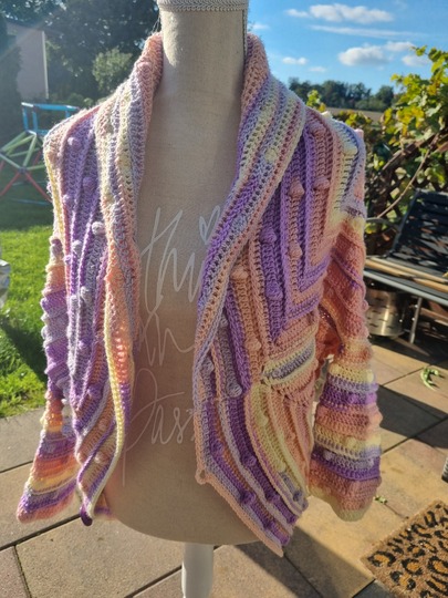 Anleitung gehäkelter Seelenwärmer Regenbogenknubbel Jacke Weste