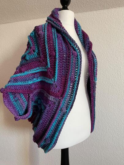 Anleitung gehäkelter Seelenwärmer Regenbogenknubbel Jacke Weste