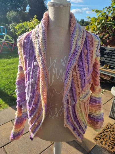 Anleitung gehäkelter Seelenwärmer Regenbogenknubbel Jacke Weste