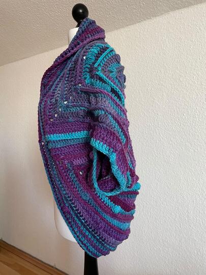 Anleitung gehäkelter Seelenwärmer Regenbogenknubbel Jacke Weste