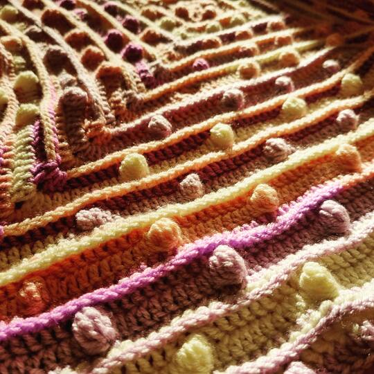 Anleitung gehäkelter Seelenwärmer Regenbogenknubbel Jacke Weste