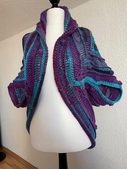 Anleitung gehäkelter Seelenwärmer Regenbogenknubbel Jacke Weste