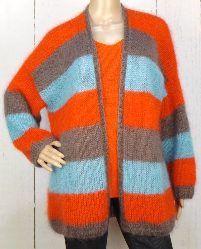 Oversize-Strickjacke mit breiten horizontalen Streifen in Orange, Hellblau und Taupe, offene Vorderseite