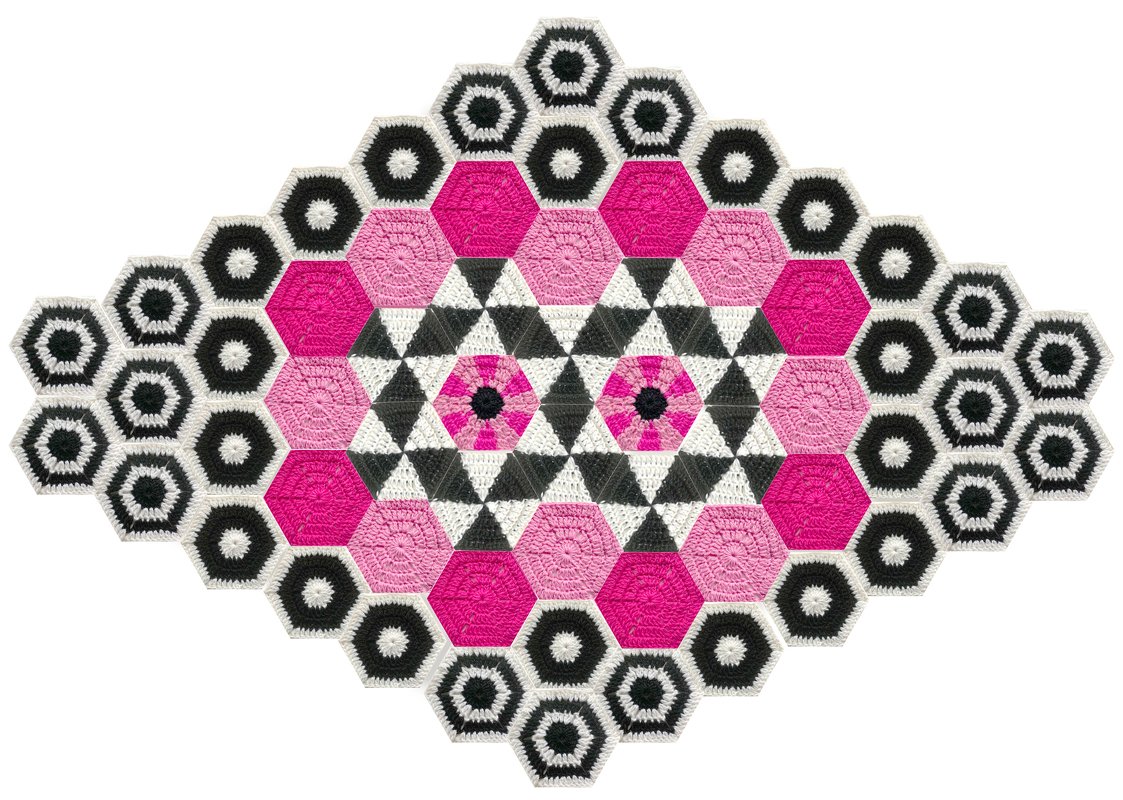 Gehäkelter Tischläufer aus sechseckigen Granny‑Motiven in Pink, Rosa, Schwarz und Weiß