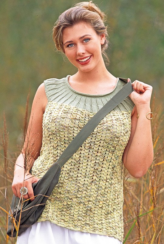 Schilfgrünes Top im Ajourmuster mit gerippter Schulterpasse - Bild 2