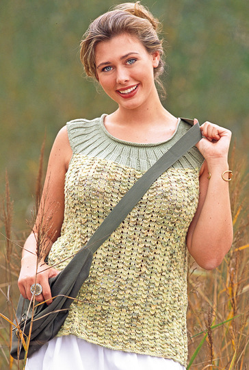 Schilfgrünes Top im Ajourmuster mit gerippter Schulterpasse