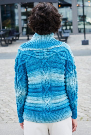 Azurblaue Jacke mit Schalkragen und Gürtel