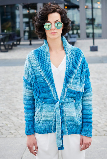 Azurblaue Jacke mit Schalkragen und Gürtel