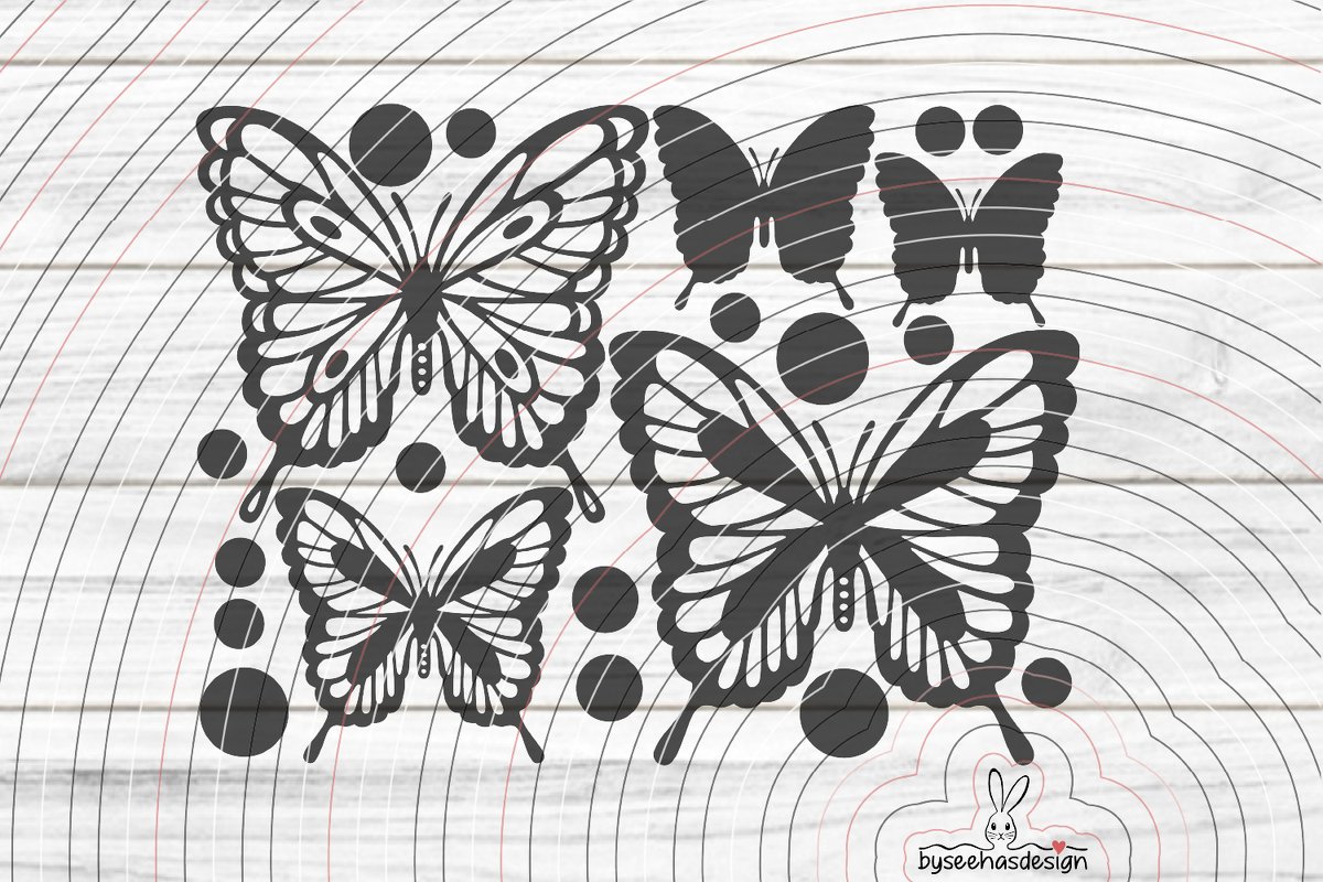 Vier schwarze Schmetterlingsmotive, teils filigran, teils als Silhouette, begleitet von dekorativen Punkten auf hellem Holzuntergrund; kleines Hasen-Wasserzeichen in der Ecke.