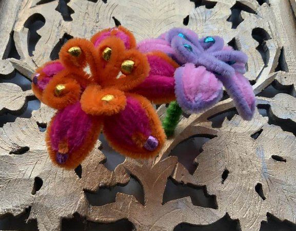 Hübsche Blumen aus Pfeifenputzer