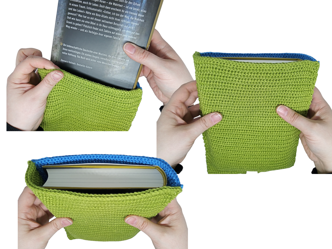 Drei Ansichten einer grünen gehäkelten Buchhülle mit blauem Rand, in die ein Buch von oben eingeschoben wird