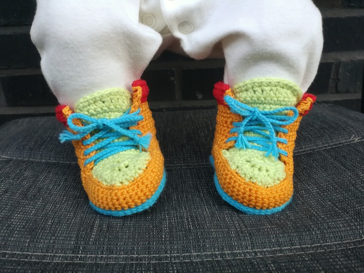 Baby Sneaker „Crazy“ - Häkelanleitung für Babyschuhe mit Herz an der Seite