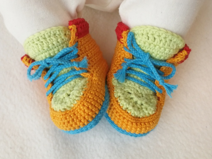 Baby Sneaker „Crazy“ - Häkelanleitung für Babyschuhe mit Herz an der Seite