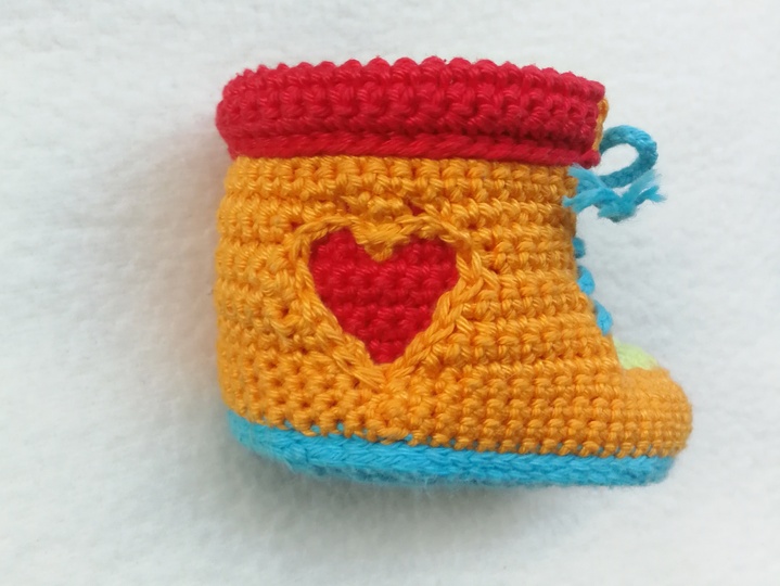 Baby Sneaker „Crazy“ - Häkelanleitung für Babyschuhe mit Herz an der Seite
