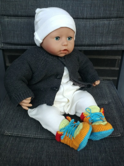Häkelanleitung für Babyschuhe: Baby Sneaker “Crazy” - mit Herz-Applikation